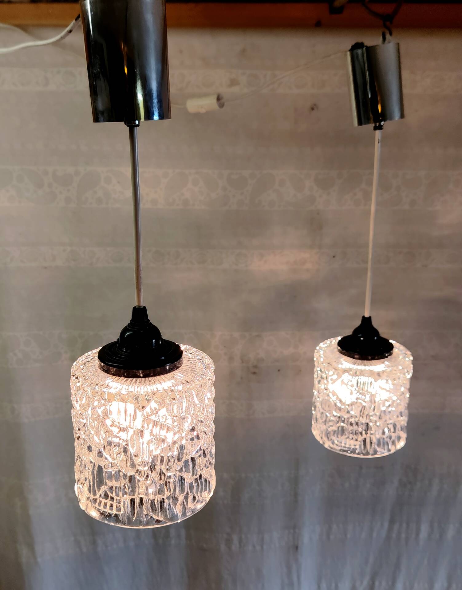 Paire de suspensions en verre holophane - mid. XXeme