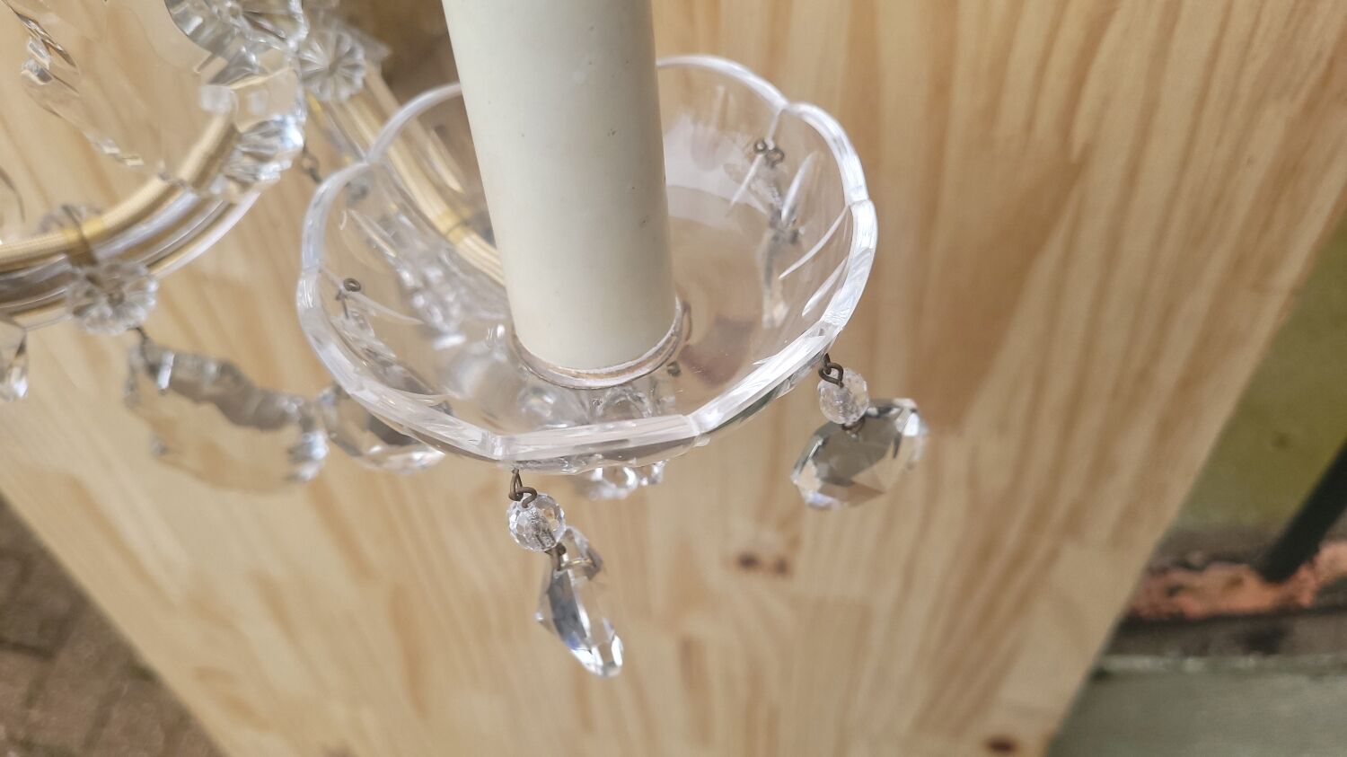 Glass wall lamp and tassels