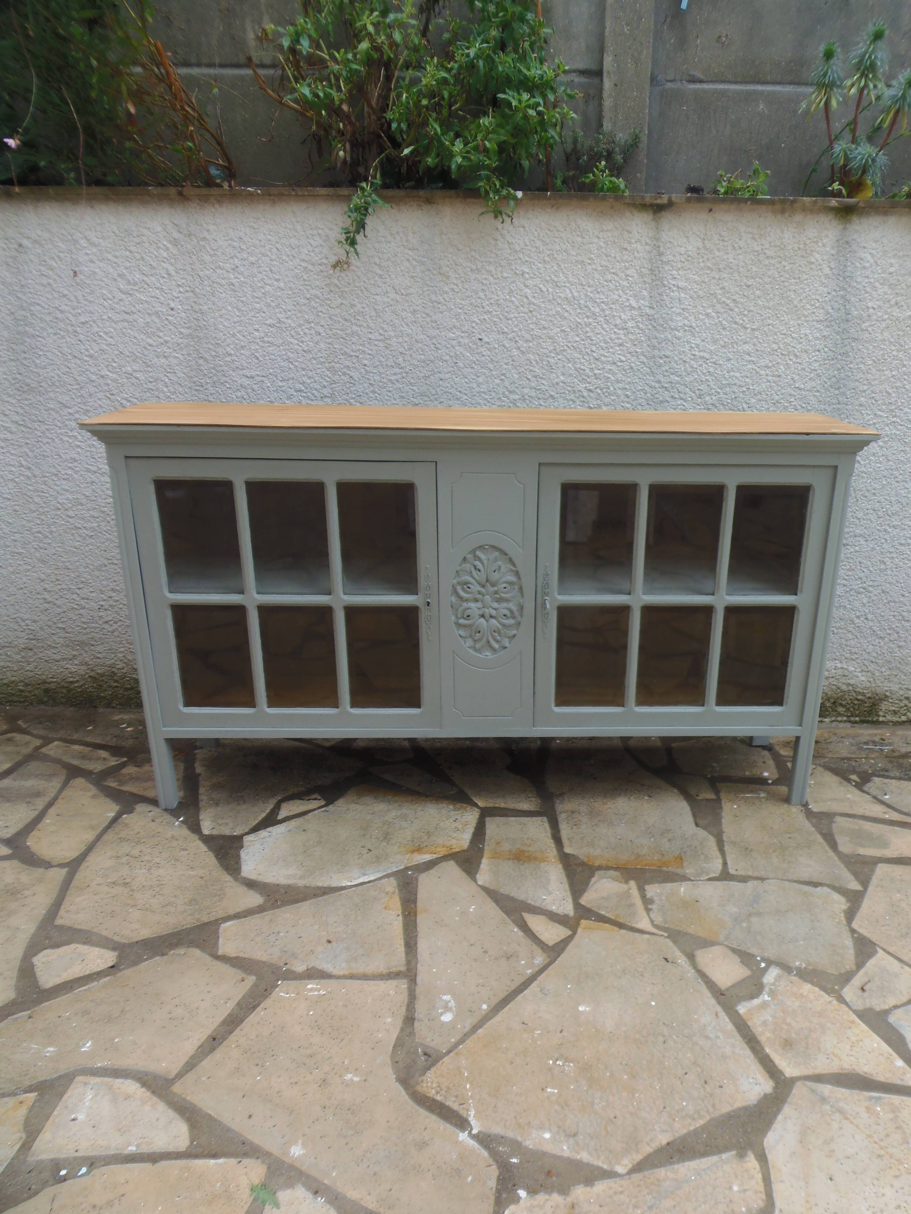 Vitrine vintage de faible profondeur sublimée en vert de gris plateau bois.