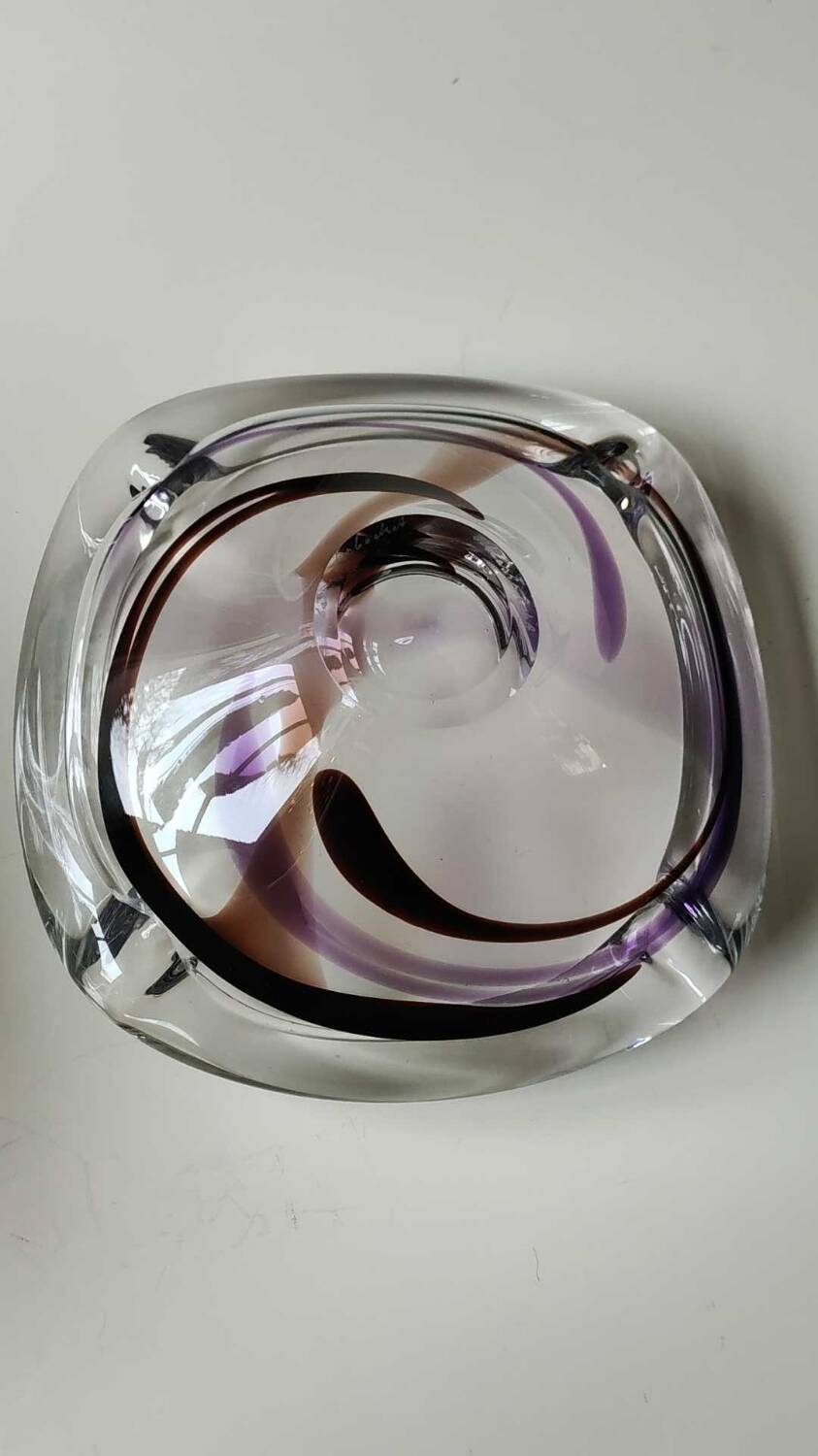 Large pocket/ashtray in heavy crystal with contemporary design - Designer Max Verboeket for Kristalunie/Maastricht factory. Diameter 22 cm