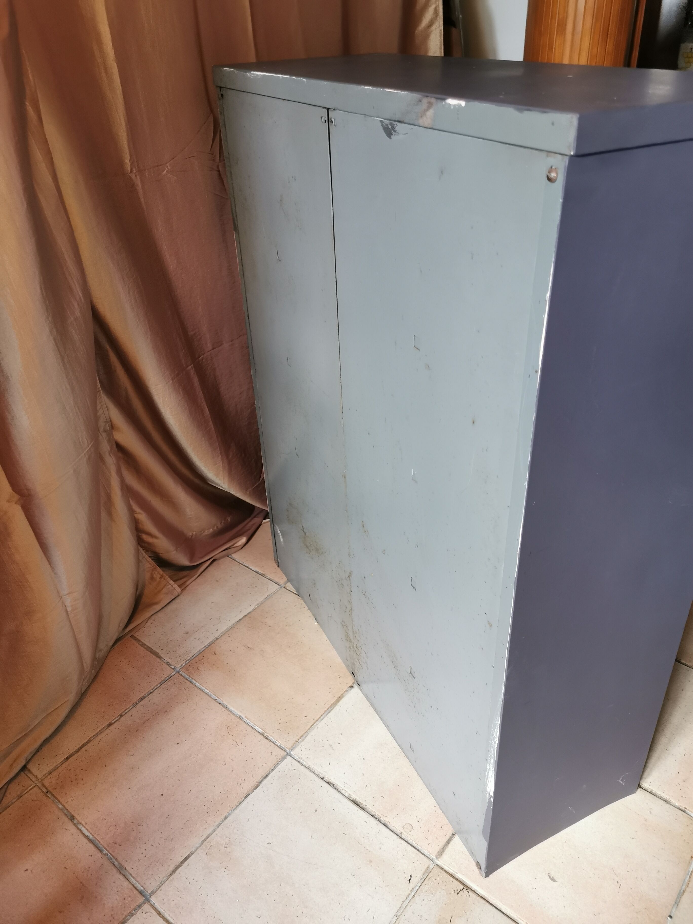 Industrial furniture with 10 metal lockers “Ronéo”