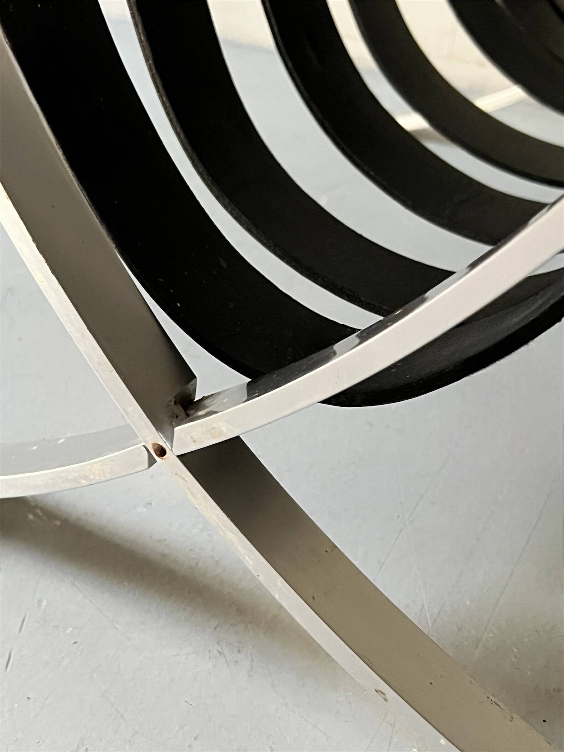 Large Barcelona magazine rack in chrome and leather straps, design circa 1970