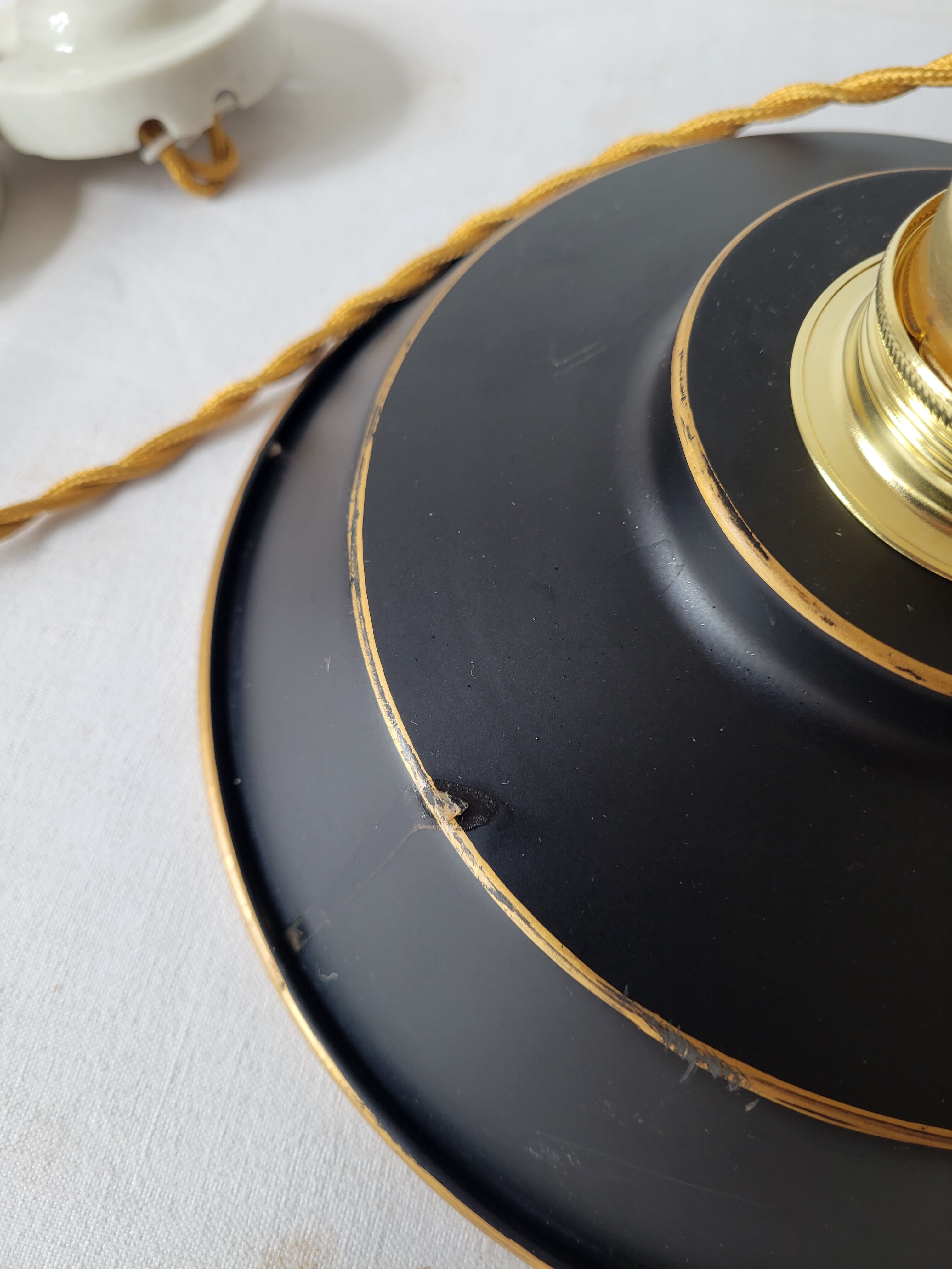 Duo of suspensions in enamelled sheet metal