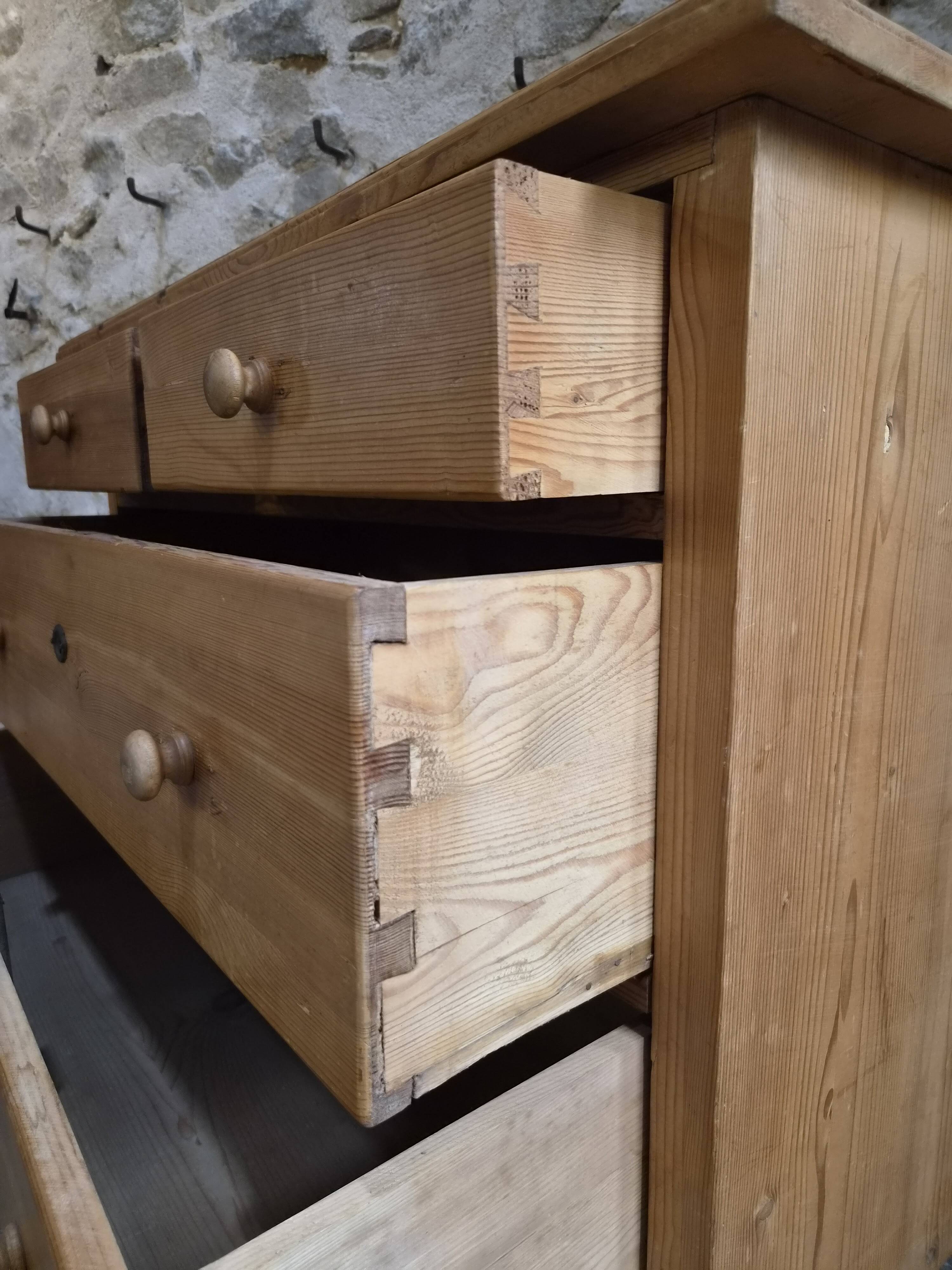 Commode ancienne rustique en pin, 4 tiroirs, vers 1880–1920