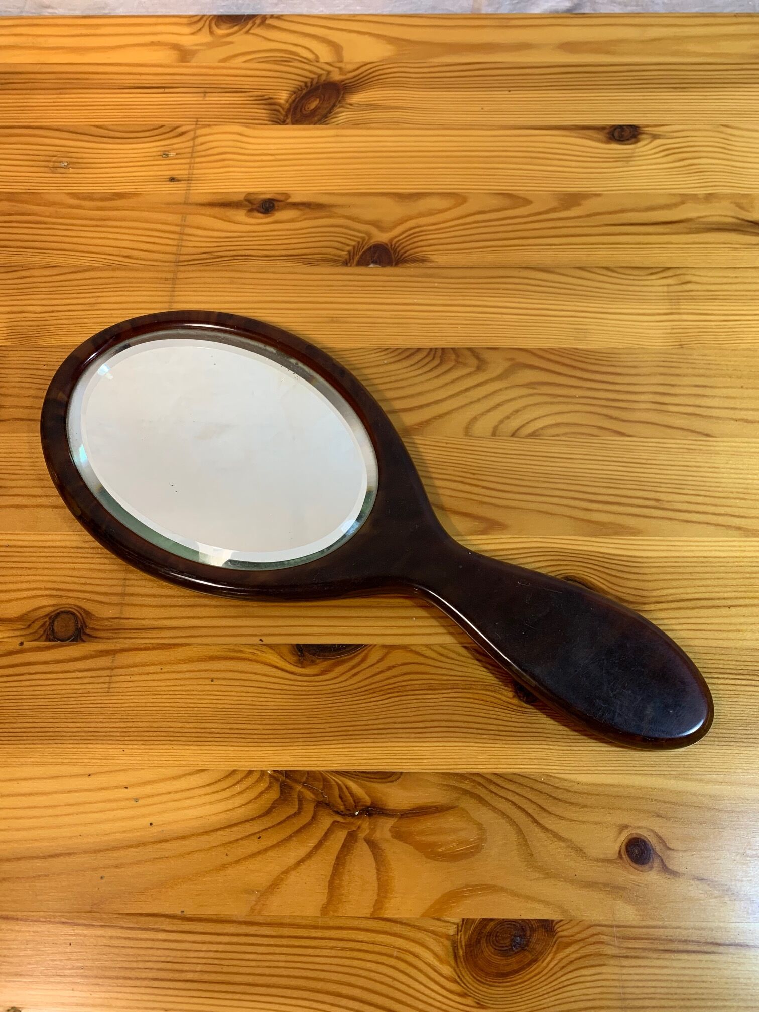 Oval hand-facing mirror imitation tortoiseshells