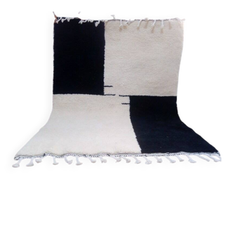 Handwoven black and white Berber rug from the Oued Zam, size 160 x 240 cm