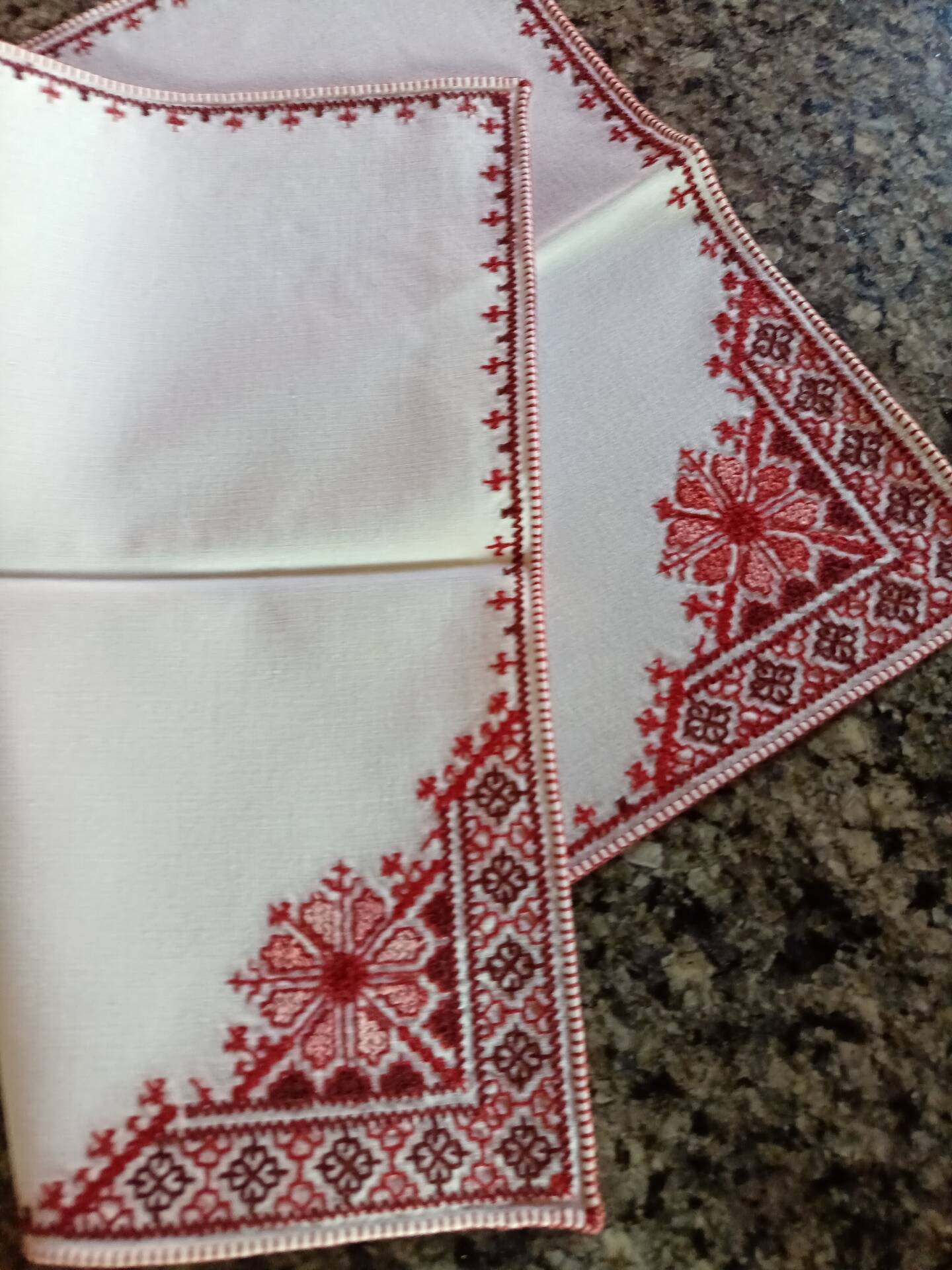 In 4 place settings + centrepiece + 6 napkins