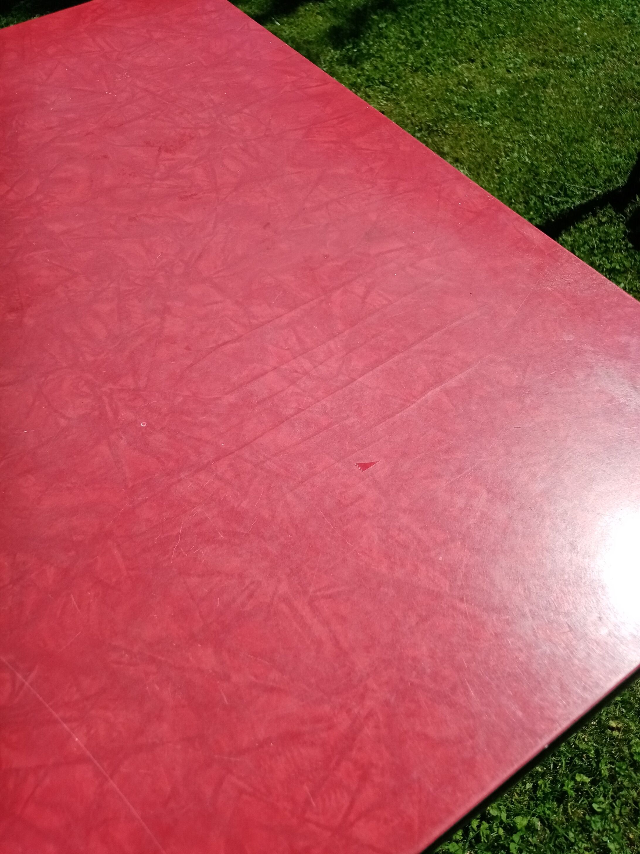 Table and its four chairs in Red formica