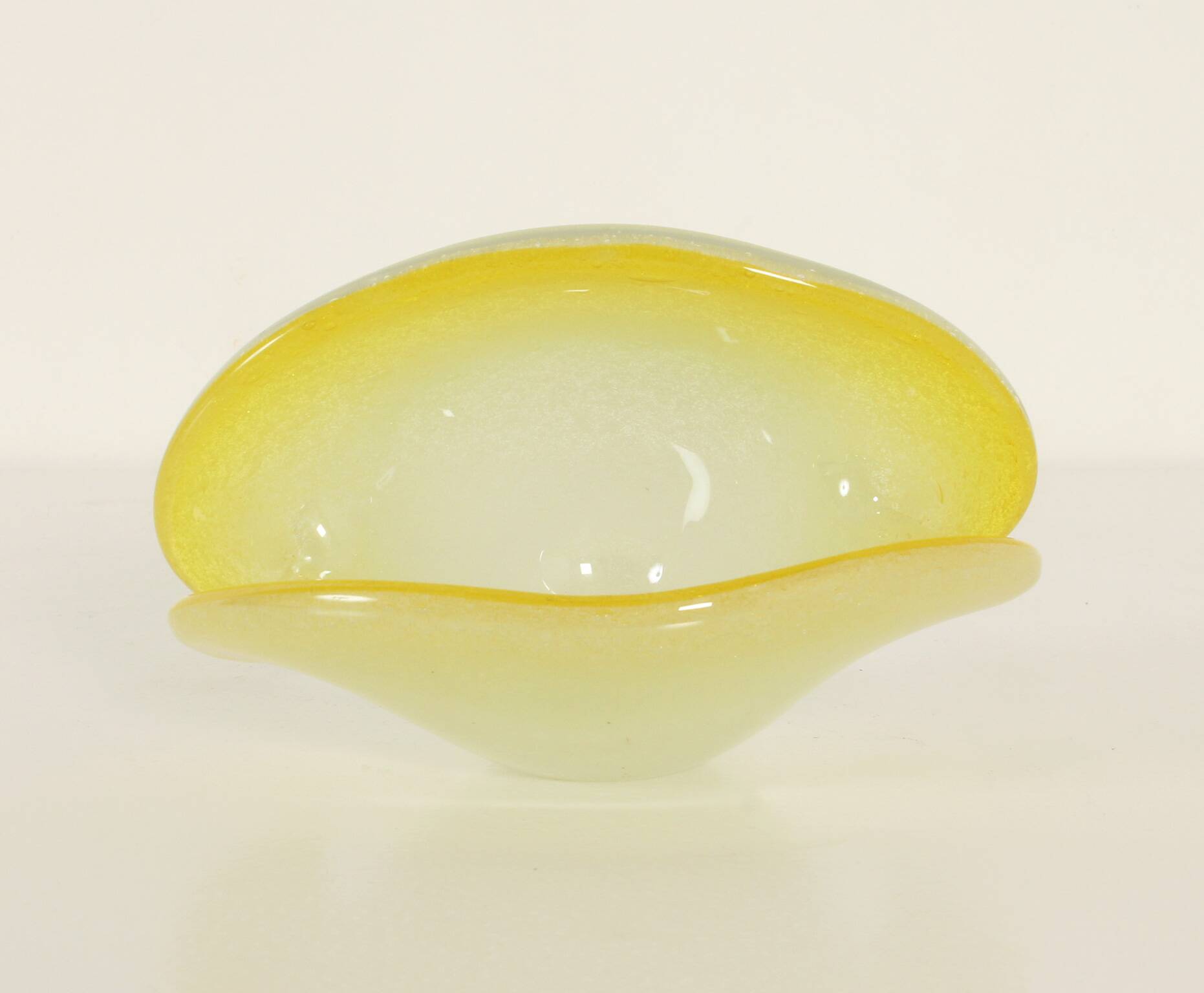 Bowl in the shape of a shell made of pulegoso Murano glass, Italy, 1960s.