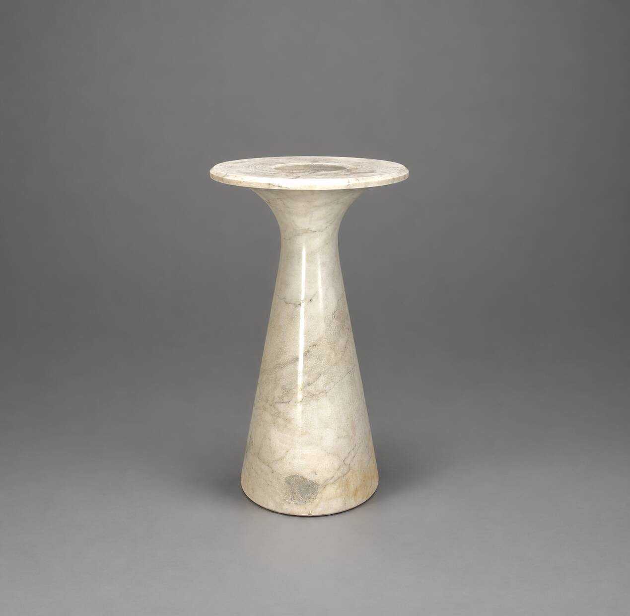 Table d’appoint haute avec pied en marbre et plateau en travertin