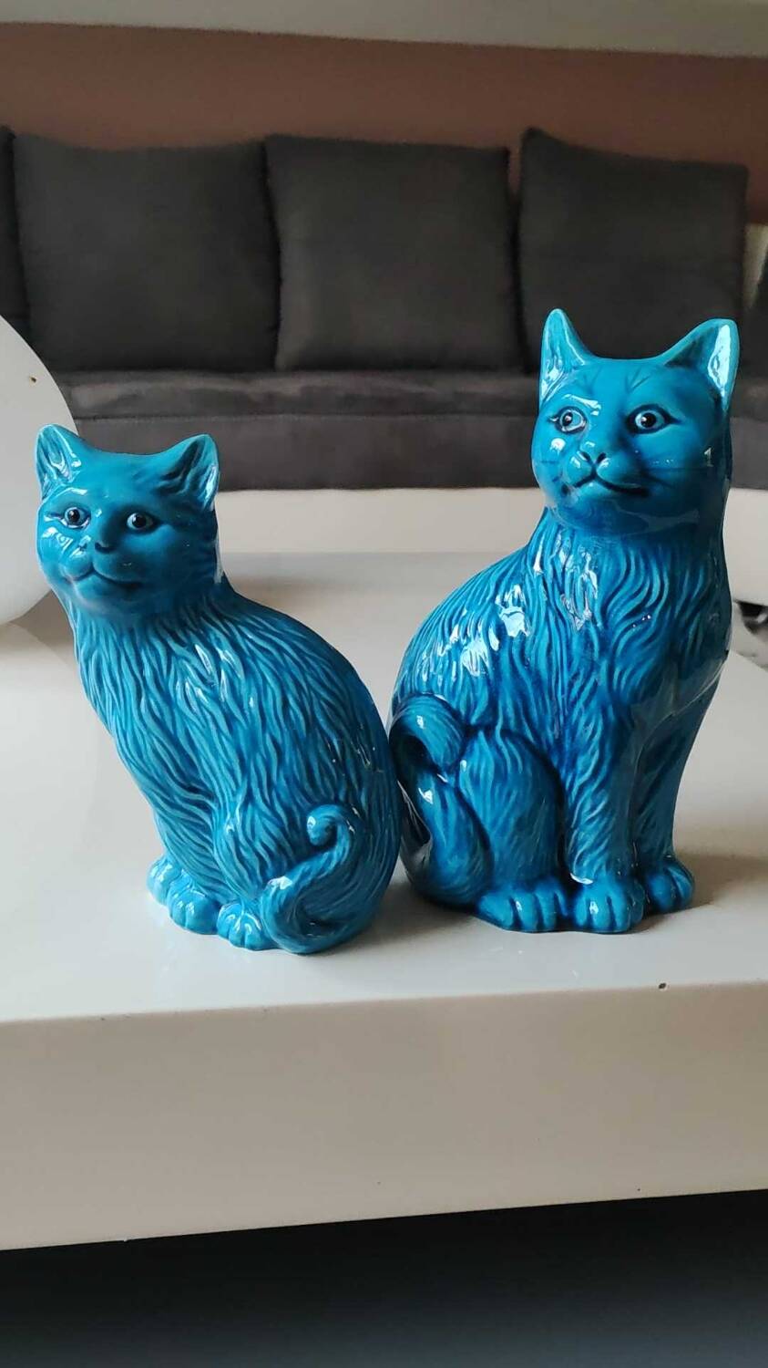 Pair of Chinese cats in turquoise blue enameled porcelain. Heights 20 & 17 cm