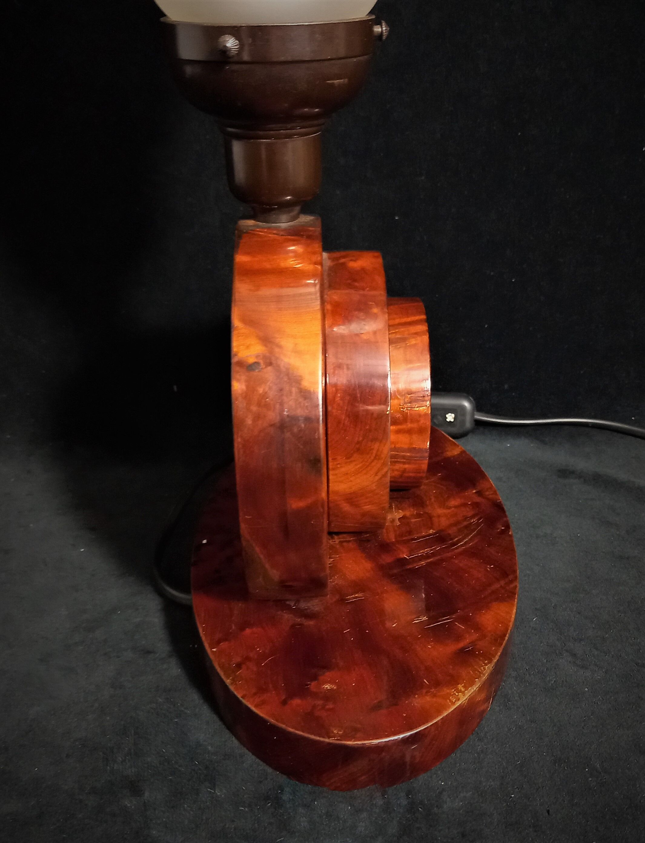 Lampe sculptural art déco en loupe d’acajou