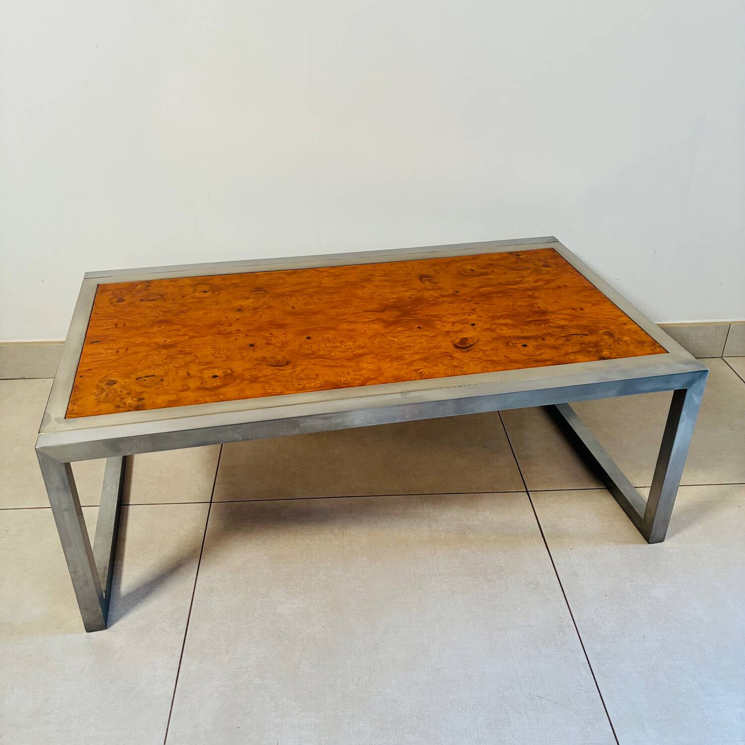 Vintage coffee table in elm burl and stainless steel base – Design 1970