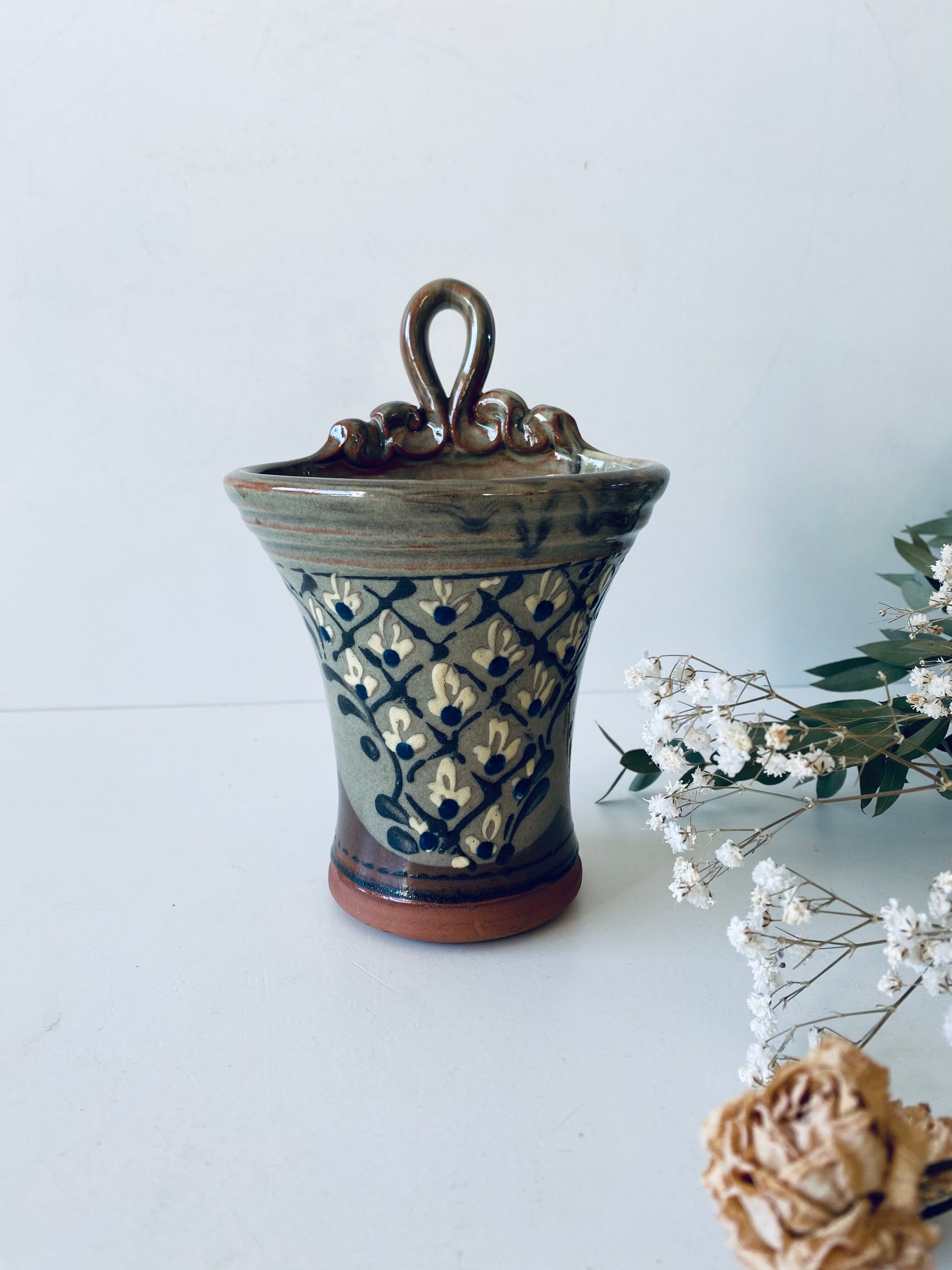 Wall-mounted or laying kitchen pot