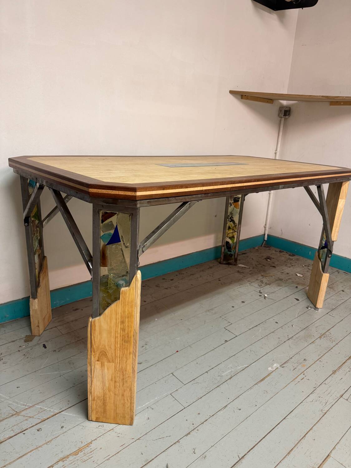 Bureau, table en bois, fer forgé et vitraux