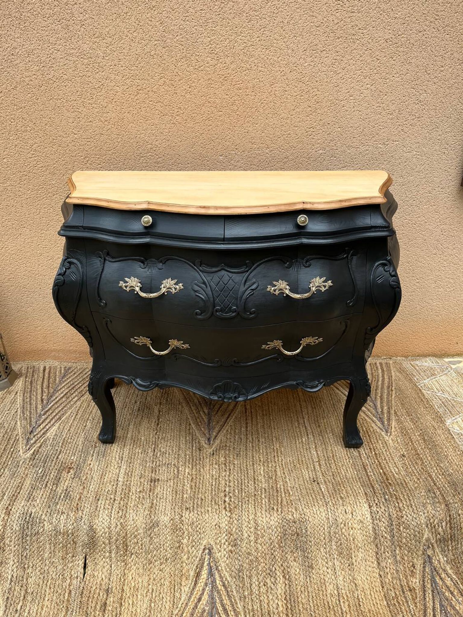 Commode galbée peinte en noir et bois