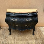 Commode galbée peinte en noir et bois