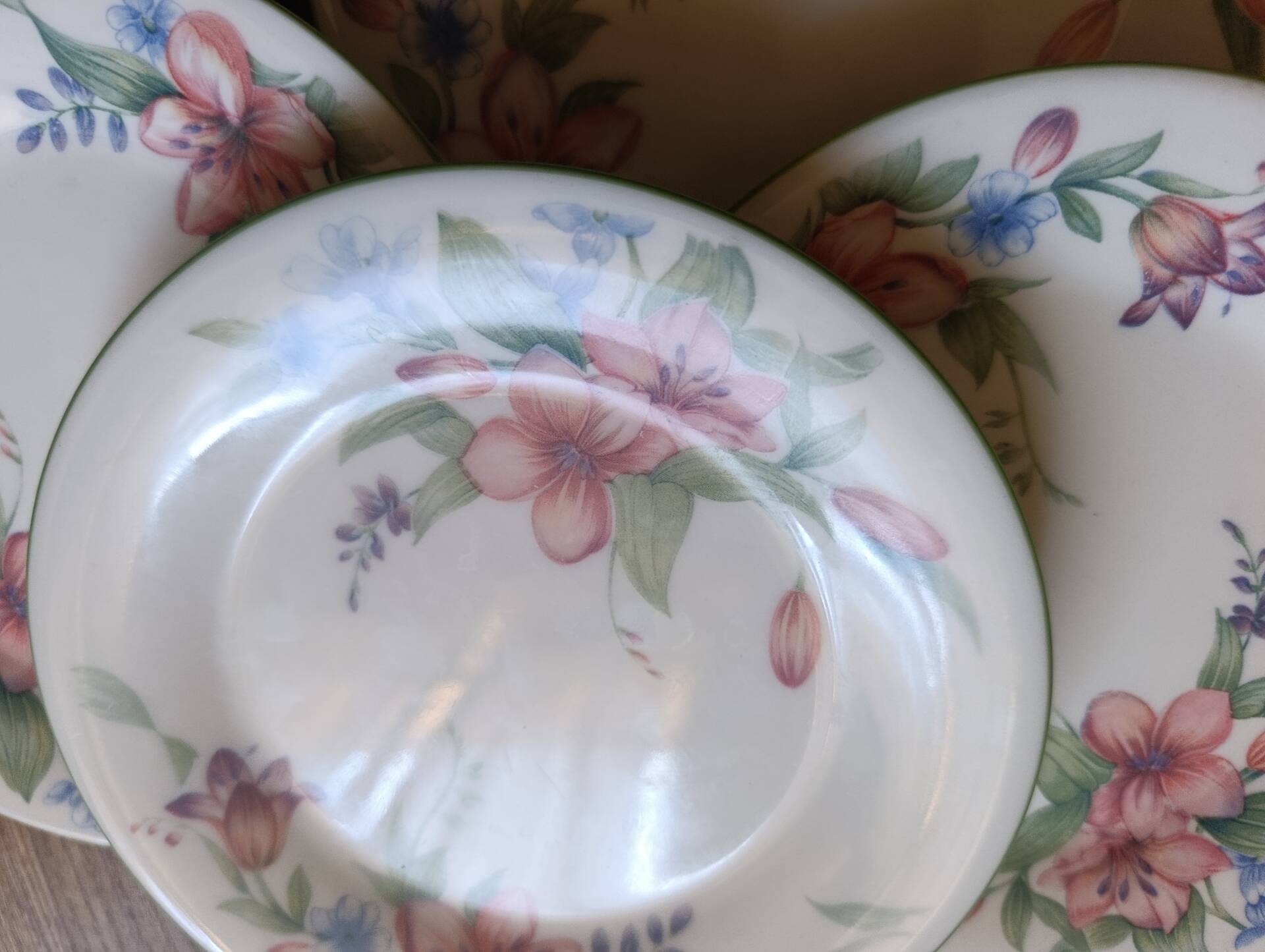 Royal Doulton "Carmel" 1991 | 6 dessert plates with floral decoration