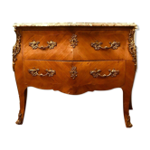 Commode gabée de style Louis XV en marqueterie de bois de rose XX siècle