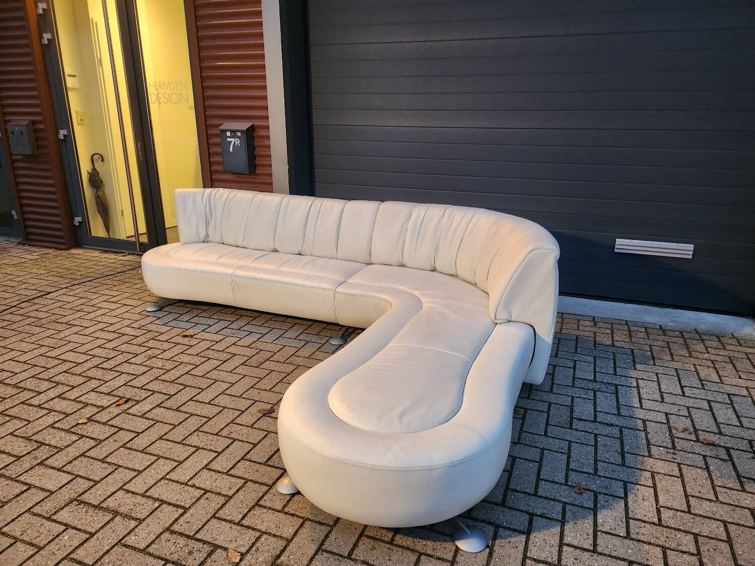 de Sede 1064 (lounge) sofa in Select 2413 snow by Hugo de Ruiter