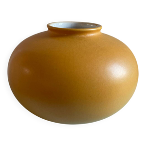 vase rond jaune estampillé