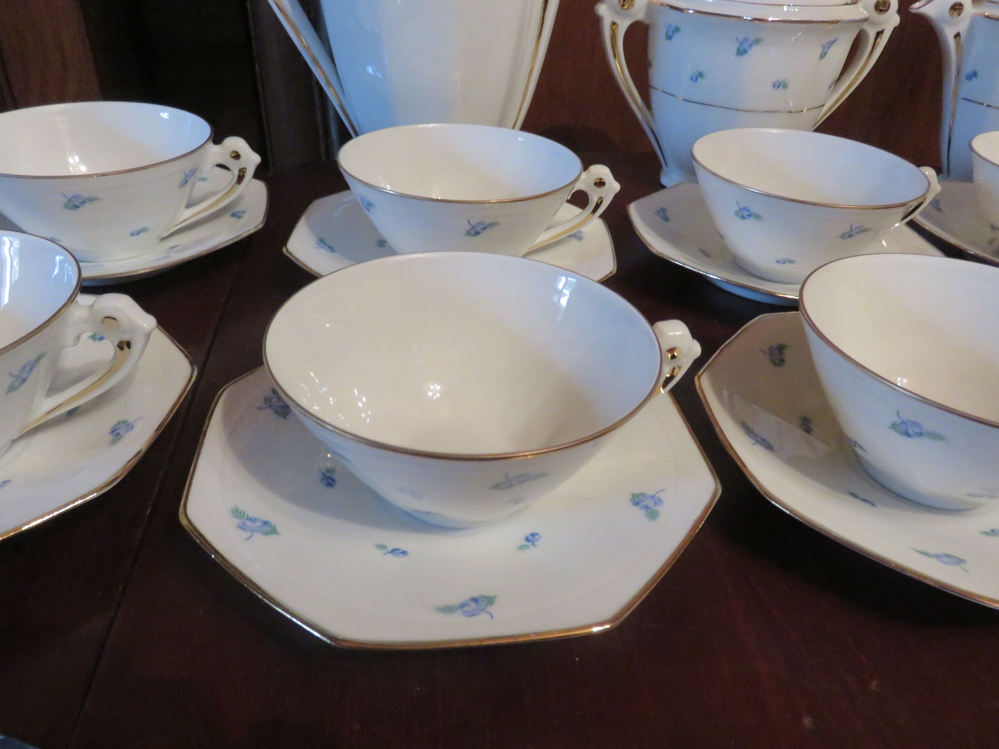 Suite de 10 tasses et sous-tasses art déco