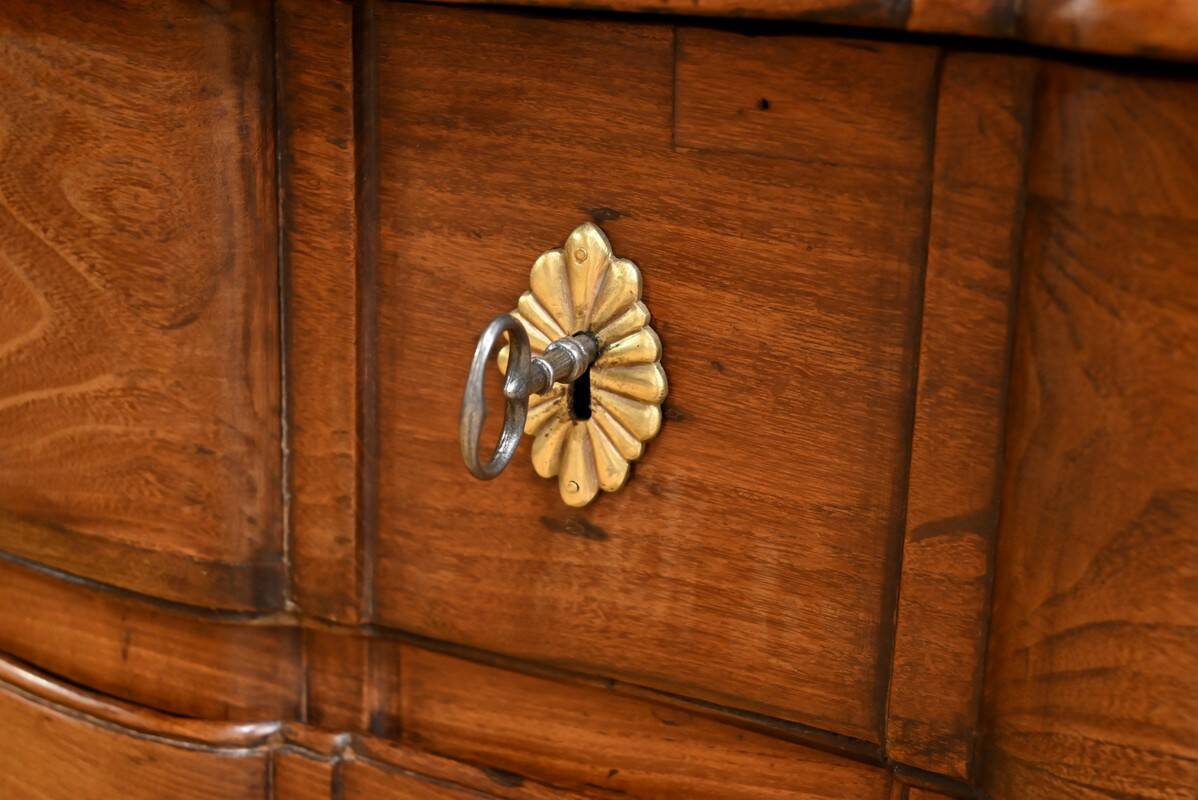 Acacia chest of drawers, Louis XV period – 2nd part of the 18th century