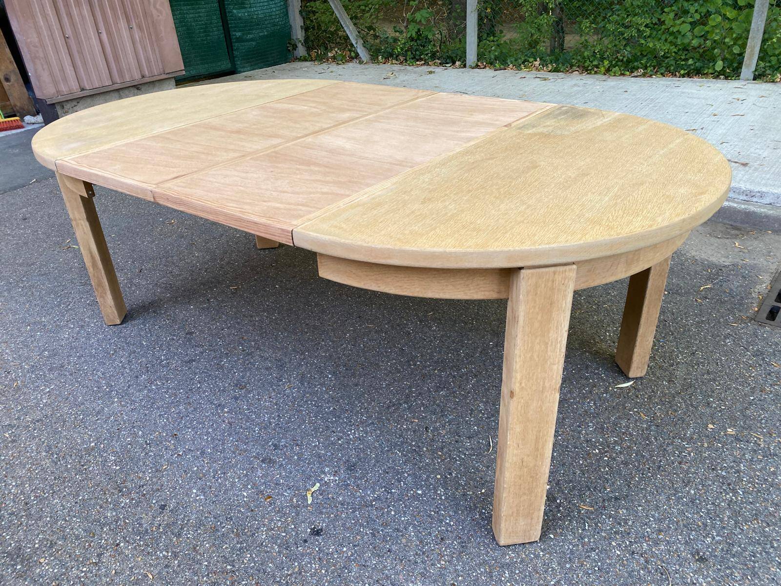 Table à manger scandinave ronde extensible décapée en chêne brut 1980