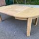 Table à manger scandinave ronde extensible décapée en chêne brut 1980
