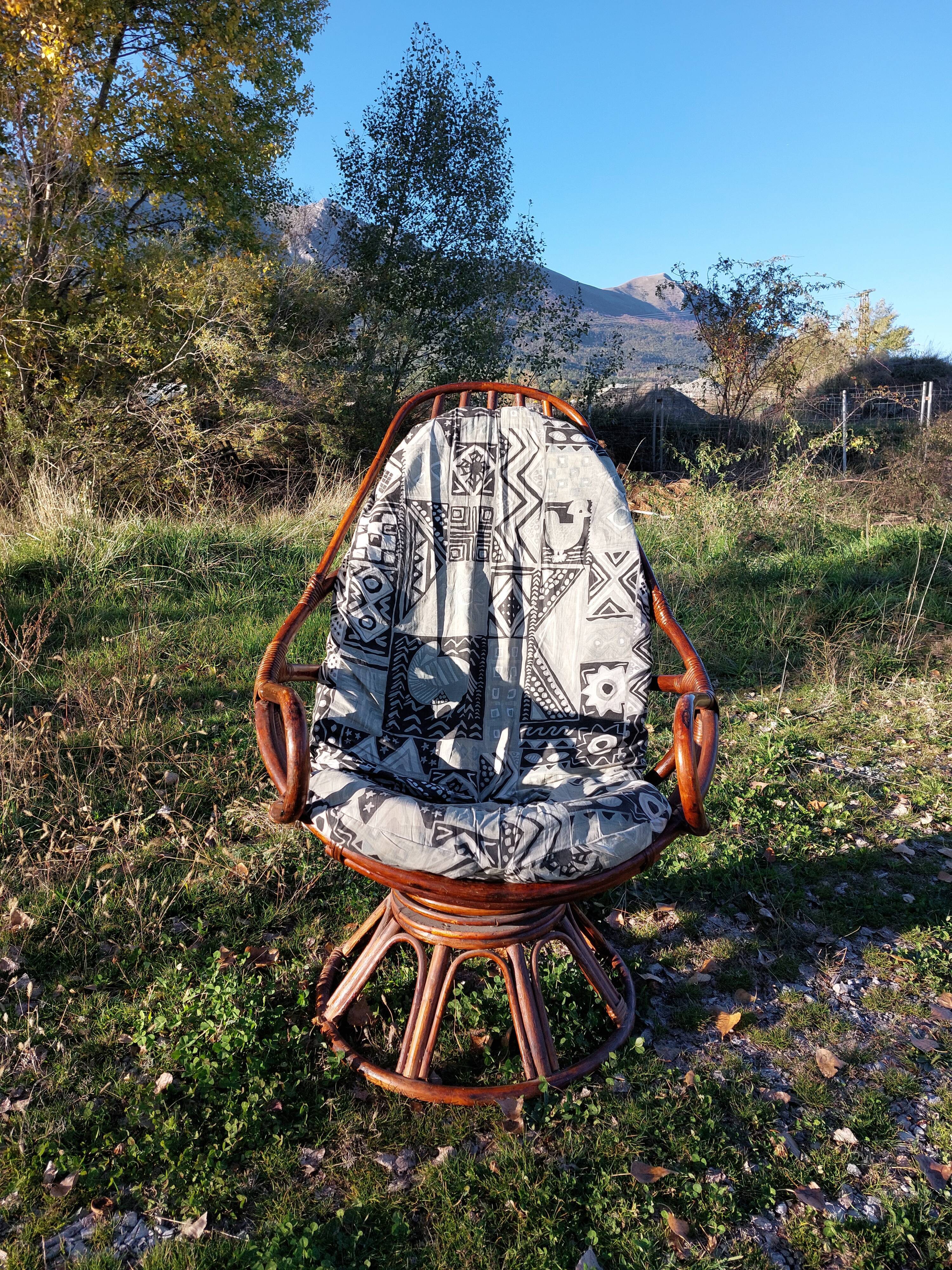 Fauteuil vintage pivotant en bambou et rotin