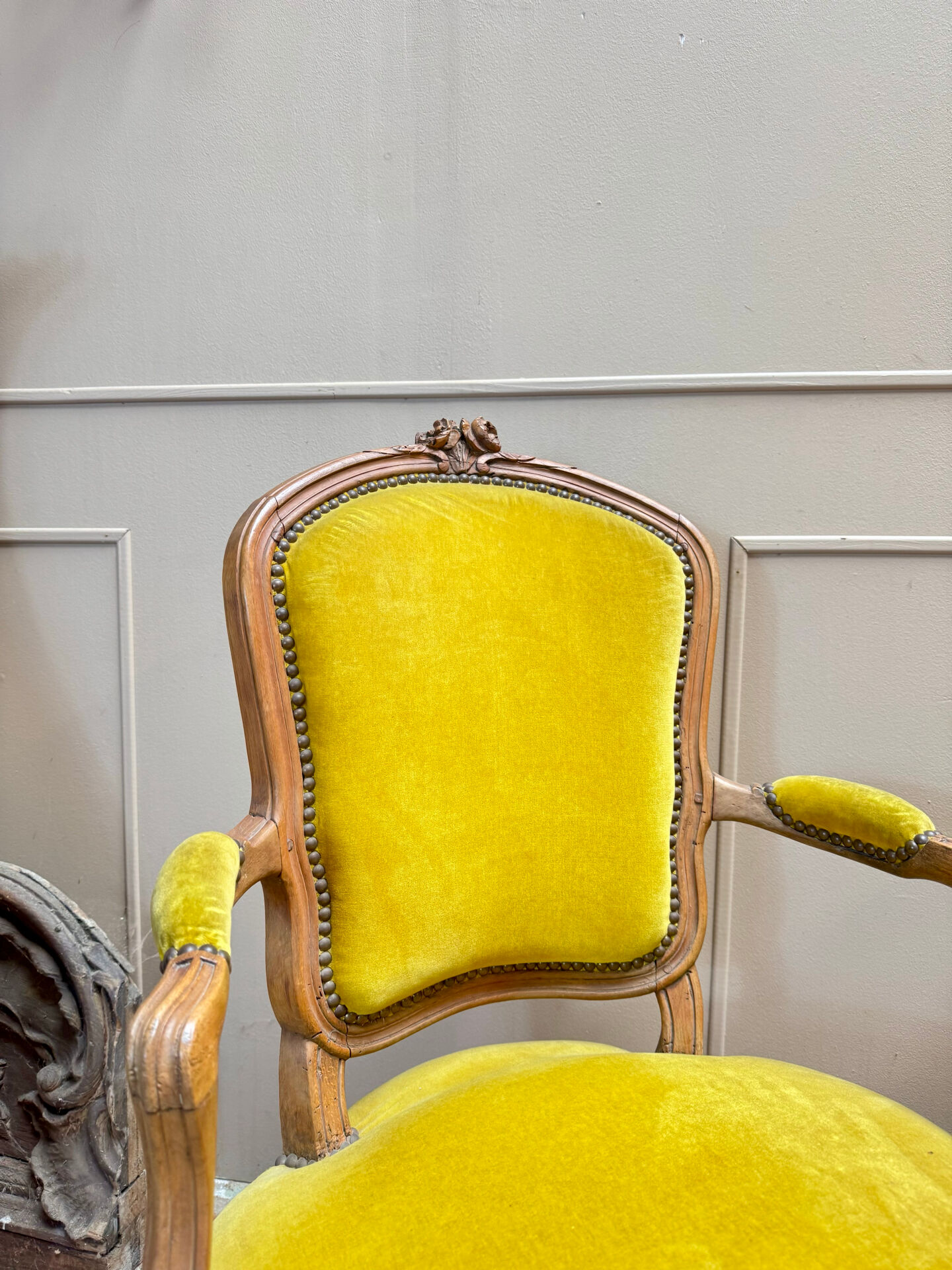 PAIRE DE FAUTEUILS EN CABRIOLET D’ÉPOQUE TRANSITION XVIII EME SIÈCLE