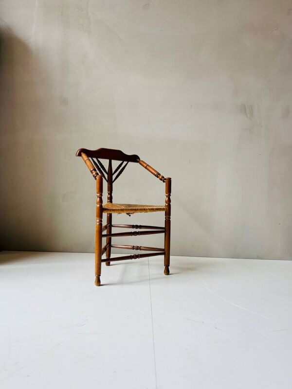 Chaise tripode vintage en bois tourné et assise en paille tressée