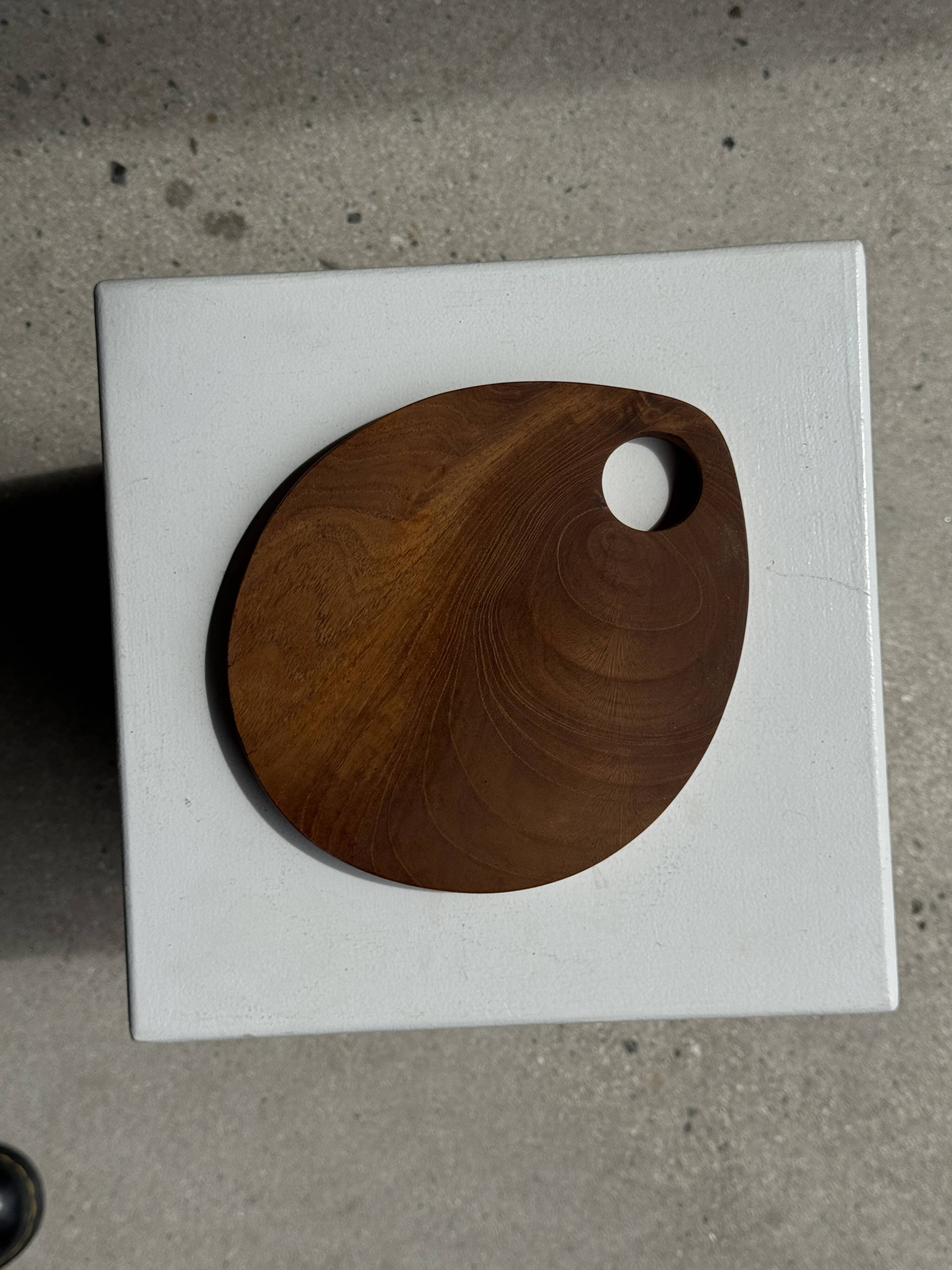 Small circular teak monoxyle cutting board with handle 22 x 13.