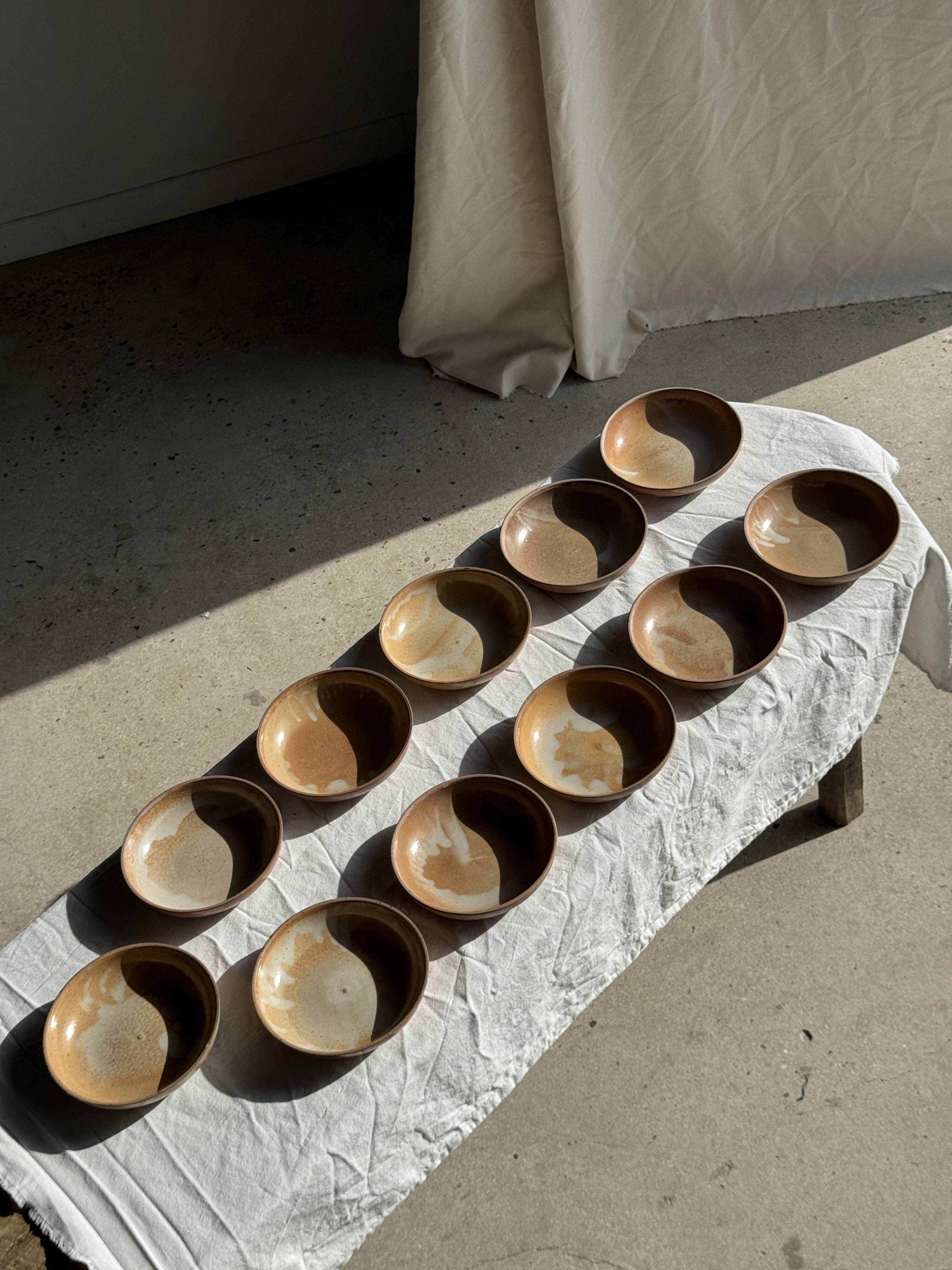 11 assiettes creuses artisanales vintage en grès mat