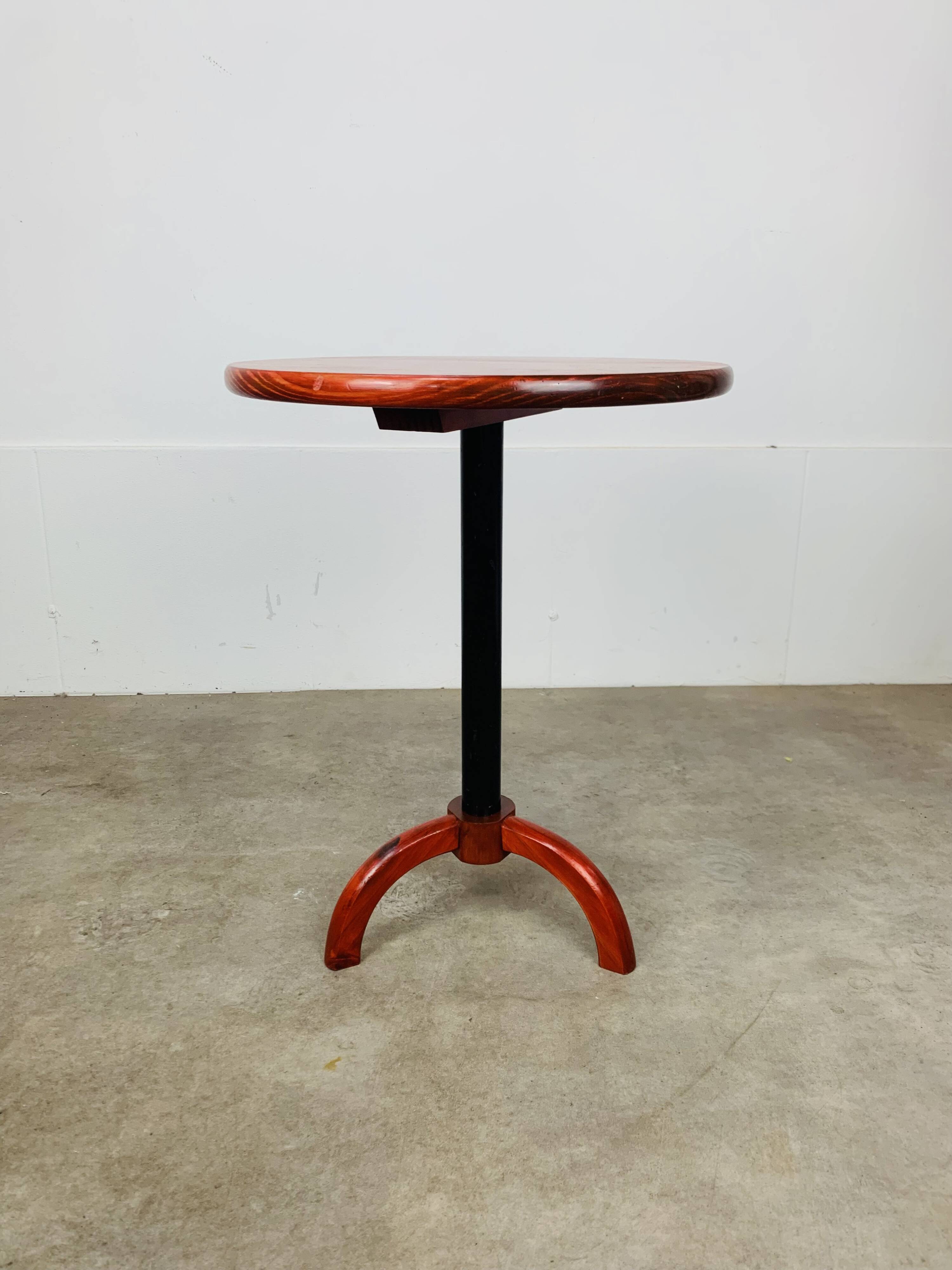 Table d'appoint tripode vintage en bois rouge et noir