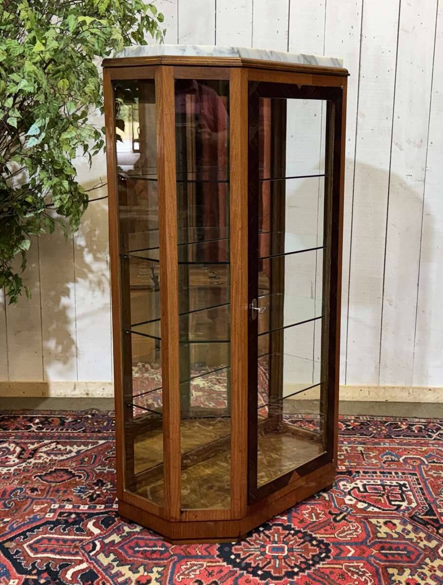 Vitrine Art déco en acajou, palissandre et dessus marbre blanc