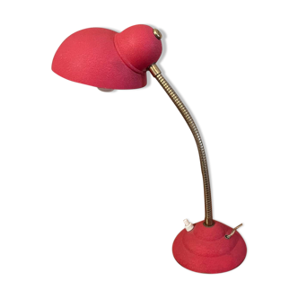 Lampe de bureau rouge corail vintage en métal aspect martelé