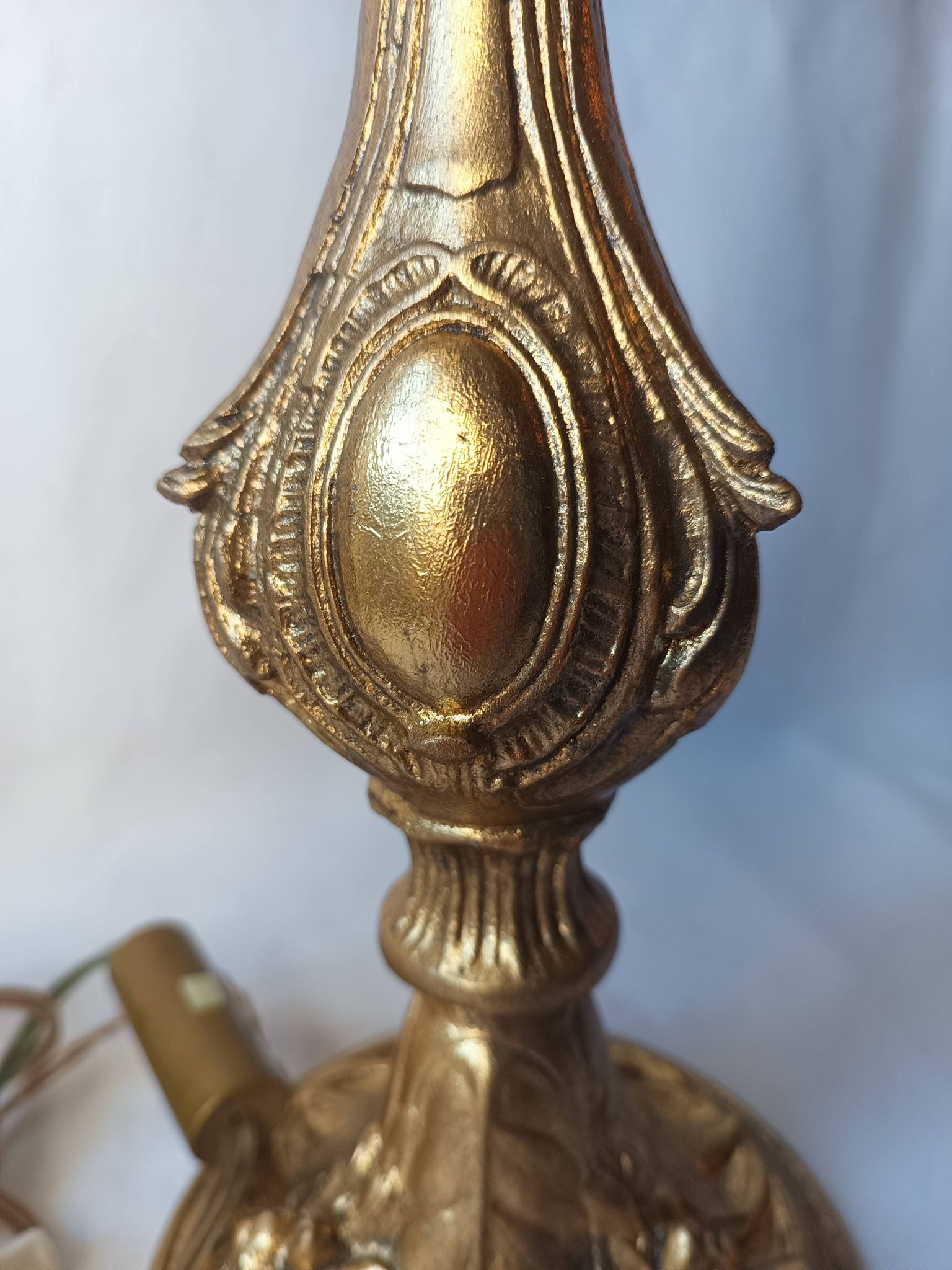 Lampe ancienne bronze doré médaillon tulipe gravé 47 cm décoration intérieure
