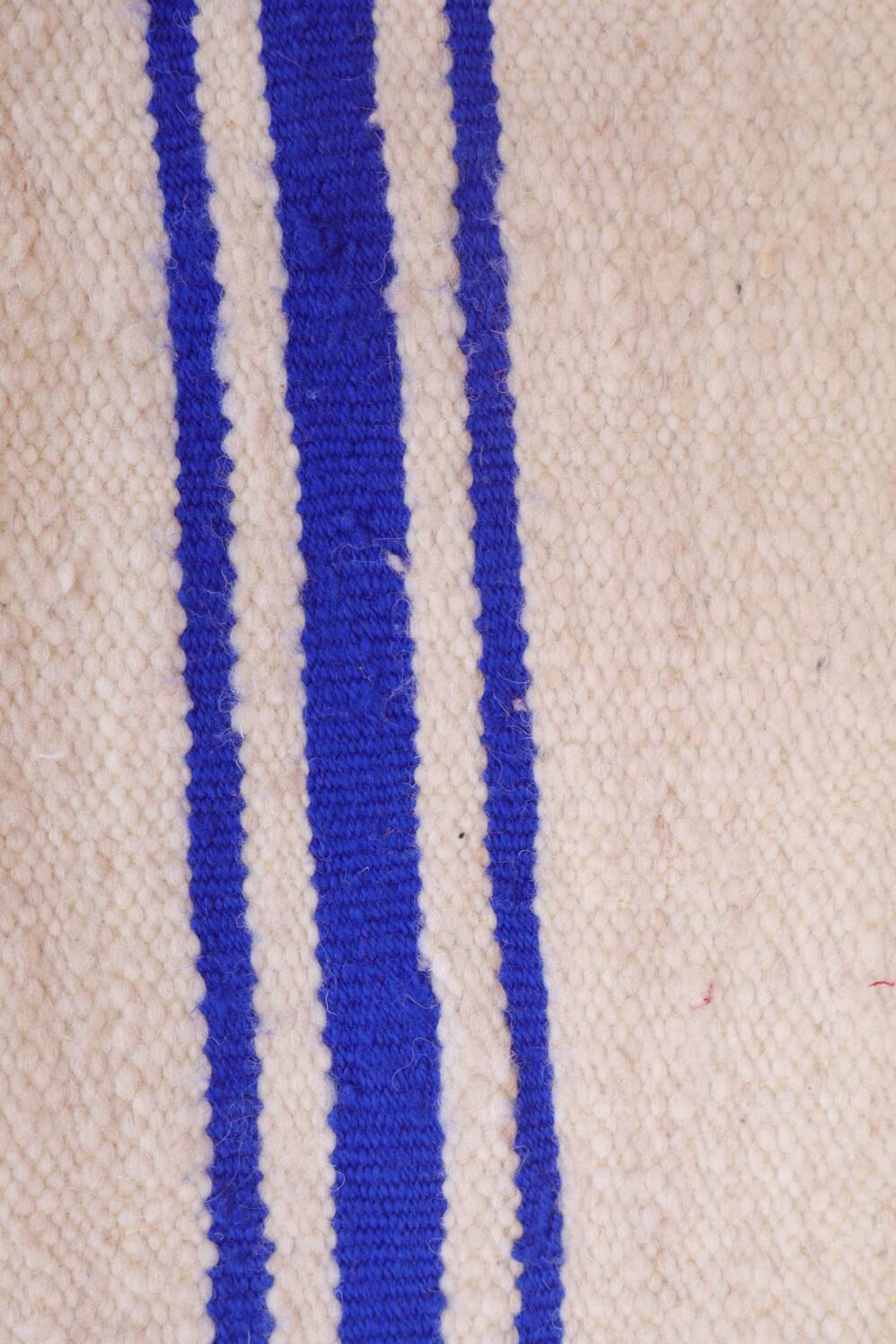 Coussin rayé bleu et blanc en laine