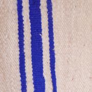 Coussin rayé bleu et blanc en laine