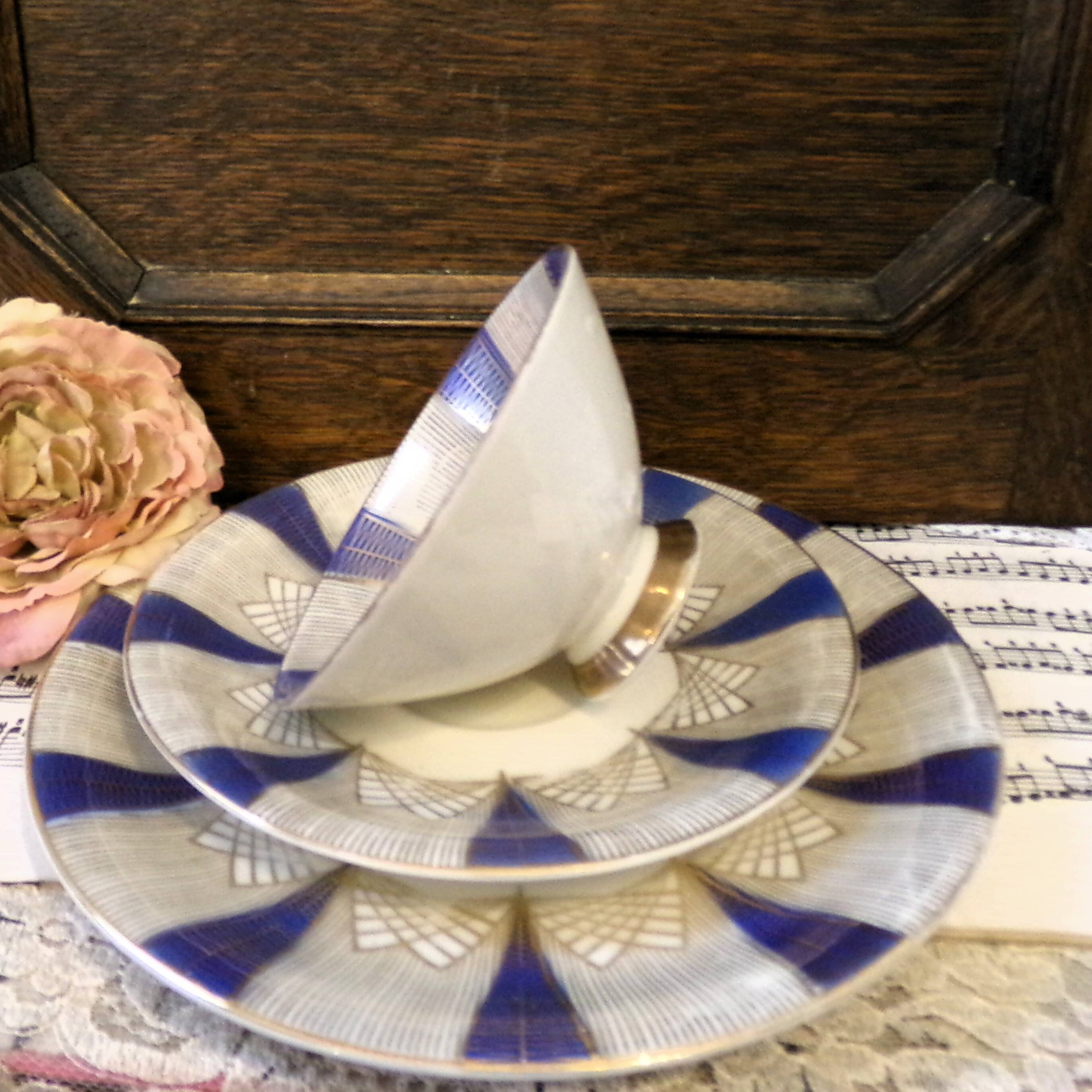 Trio de tasses à thé Linding Porzellan, motif soleil bleu et or