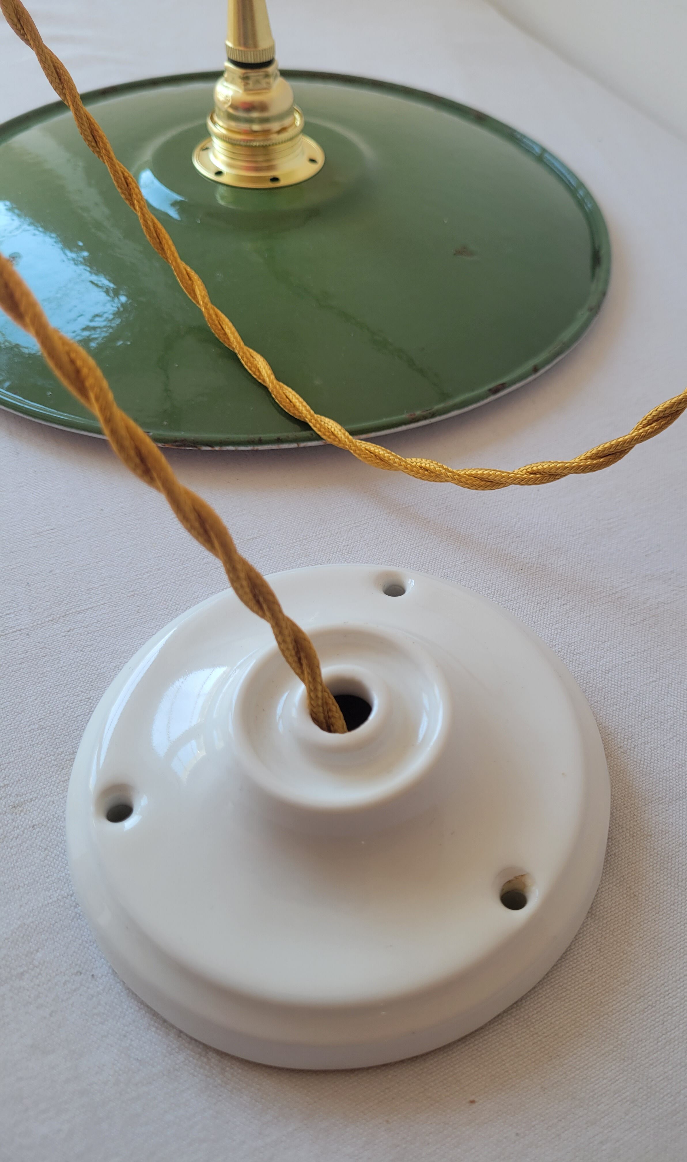 Enamelled sheet metal suspension