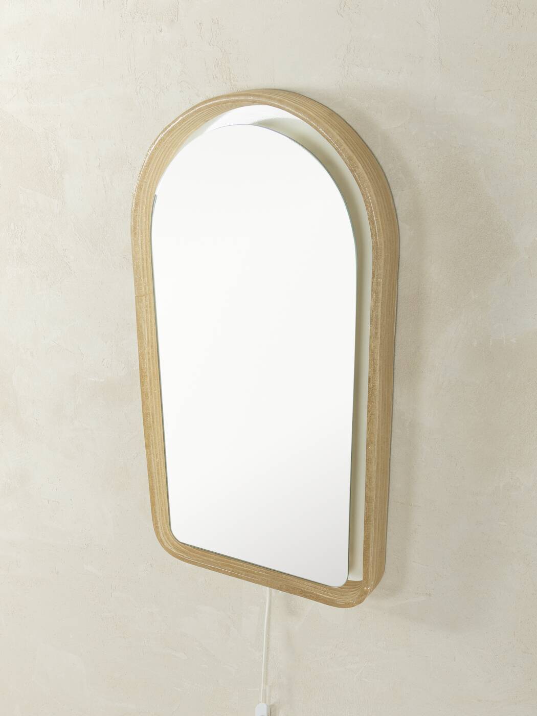 Magnifique miroir des années 1970. Monture en métal avec cadre en verre acrylique et rétroéclairage. Fabriqué en Allemagne.