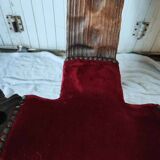 Ancienne chaise brutaliste pieds tripodes en bois sculpté & tissu rouge