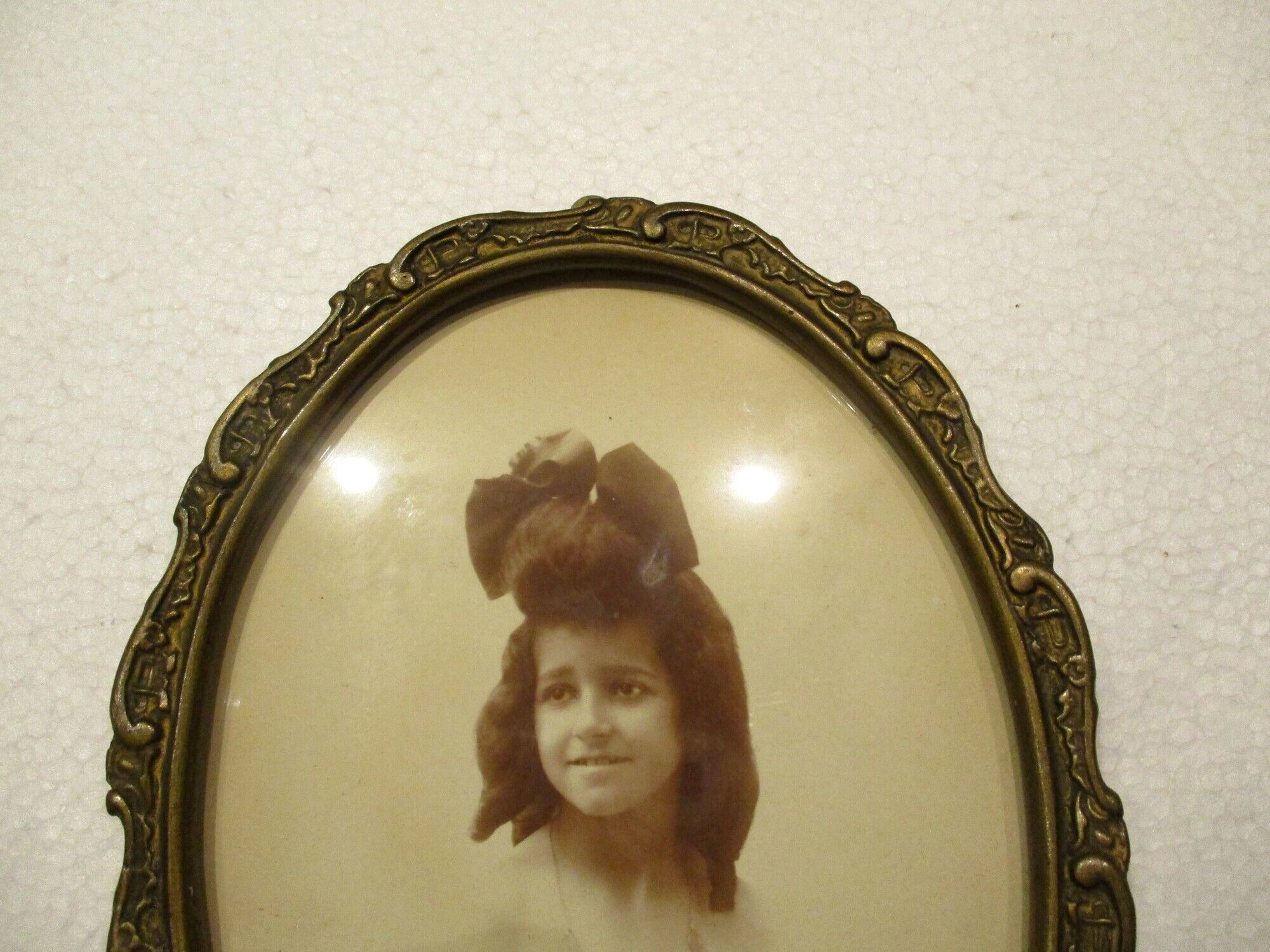 Old wall frame in carved wood and gilded stucco, oval