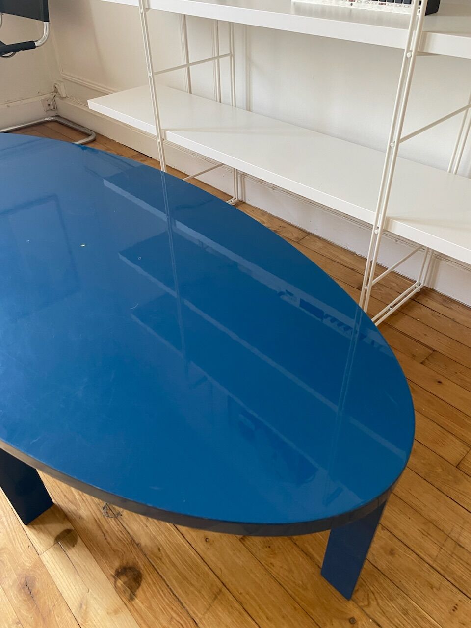 Oval coffee table in blue lacquered wood