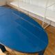Table basse ovale en bois laqué bleu