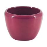 Pot de fleurs rouge bordeaux.