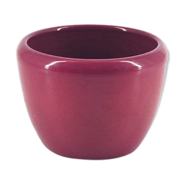 Pot de fleurs rouge bordeaux.