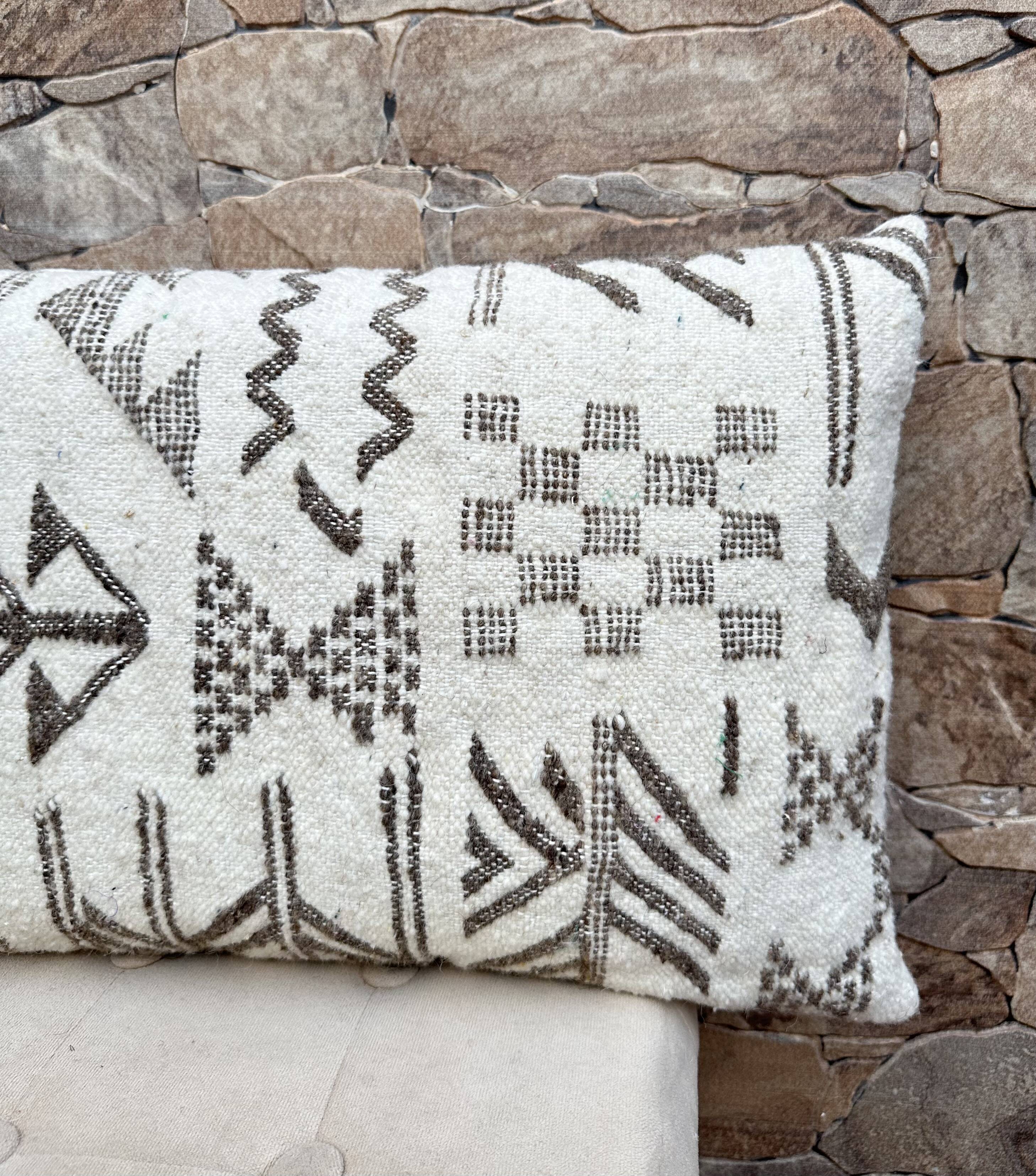 Housse de coussin artisanale en laine berbère : Coussin Kilim marocain